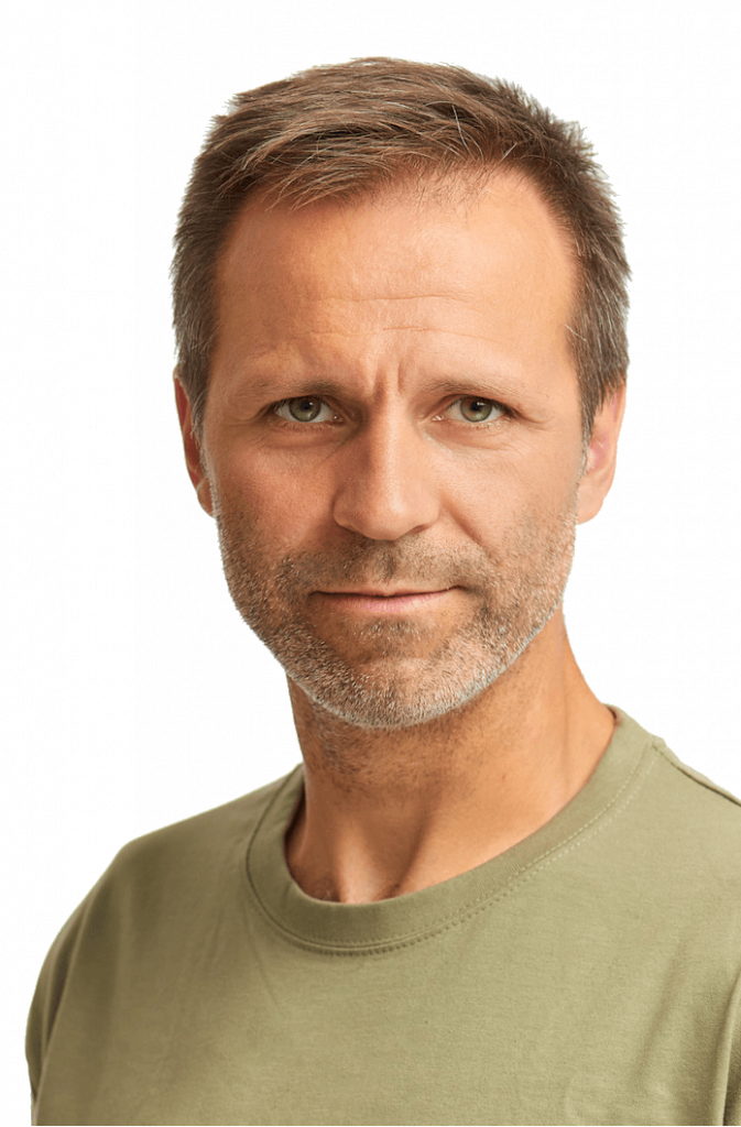 Petr Hadač v khaki triku